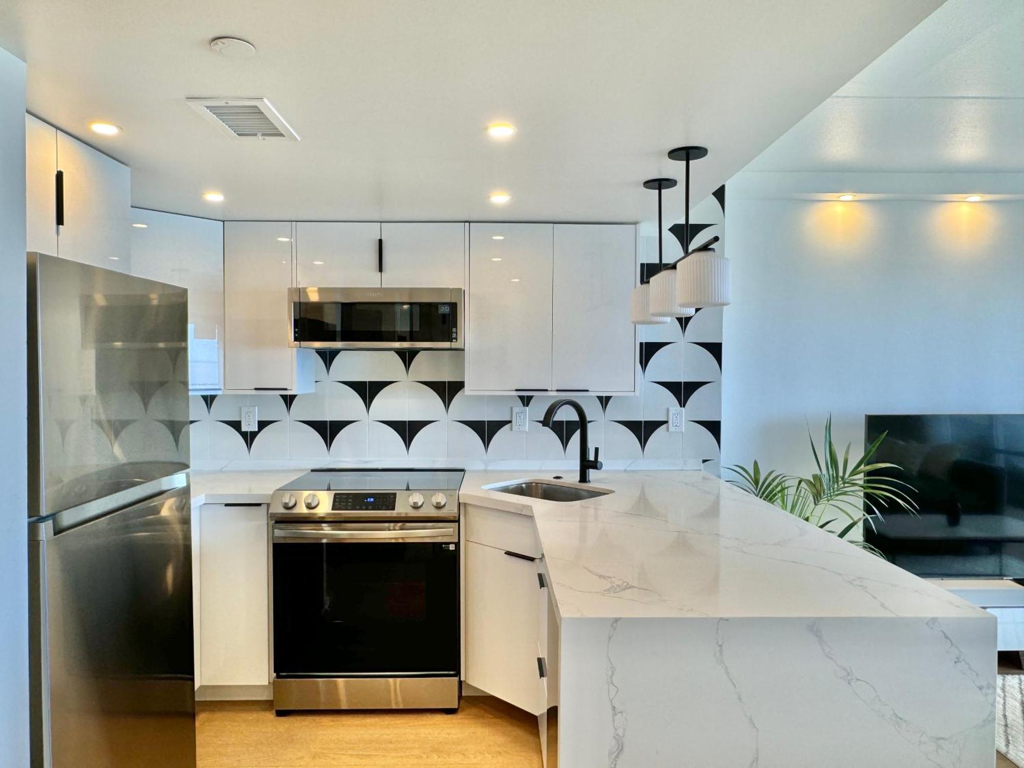 Panoramic Oceanview Resort - Full Kitchen In Each Room, 2 Swimming Pools, Onsite Restaurants, Fireworks Every Friday โฮโนลูลู ภายนอก รูปภาพ